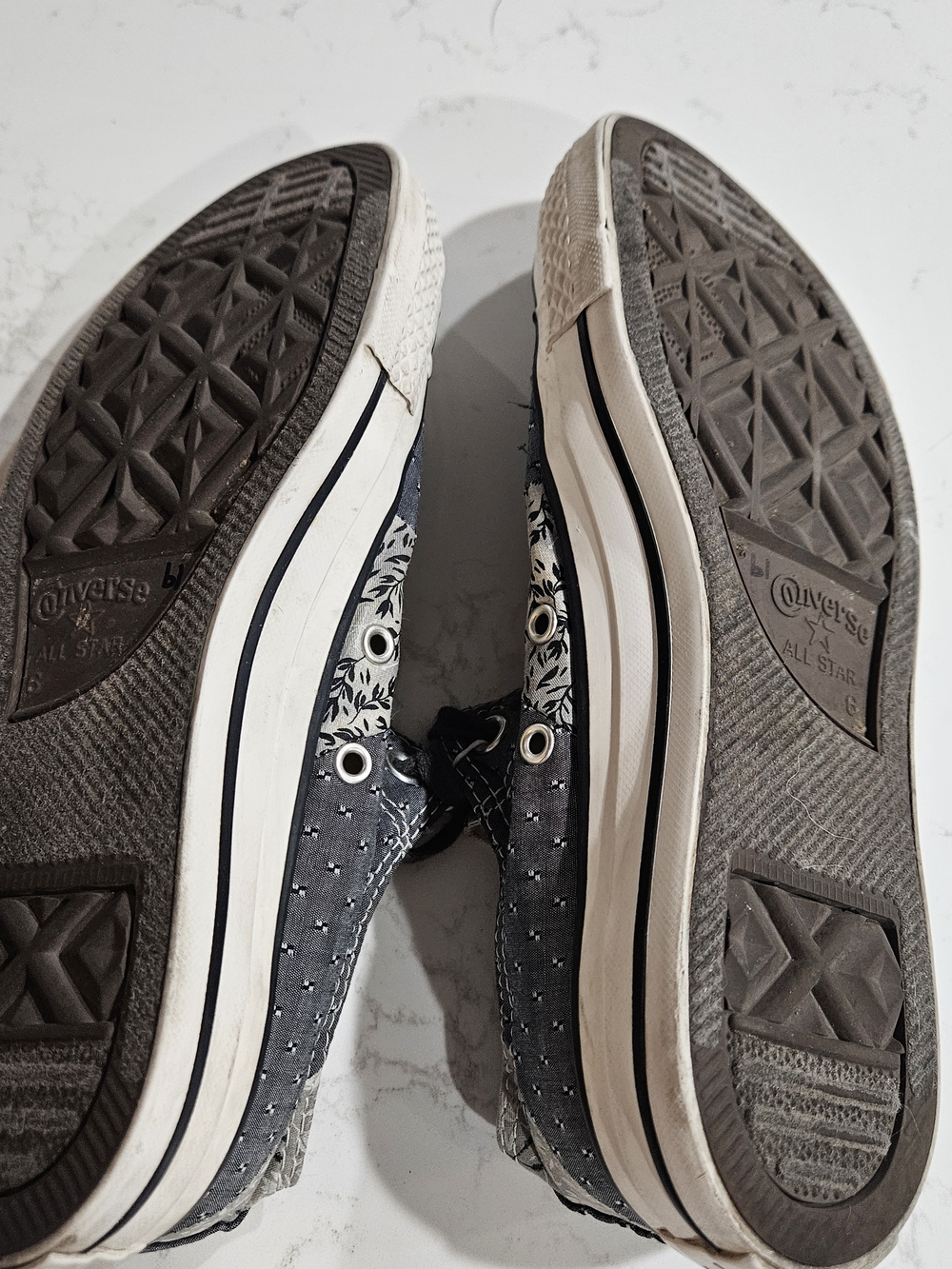 All Stars Chuck Taylor Converse Women’s Sneakers in Black and White Size 8 - Picture 6 of 6